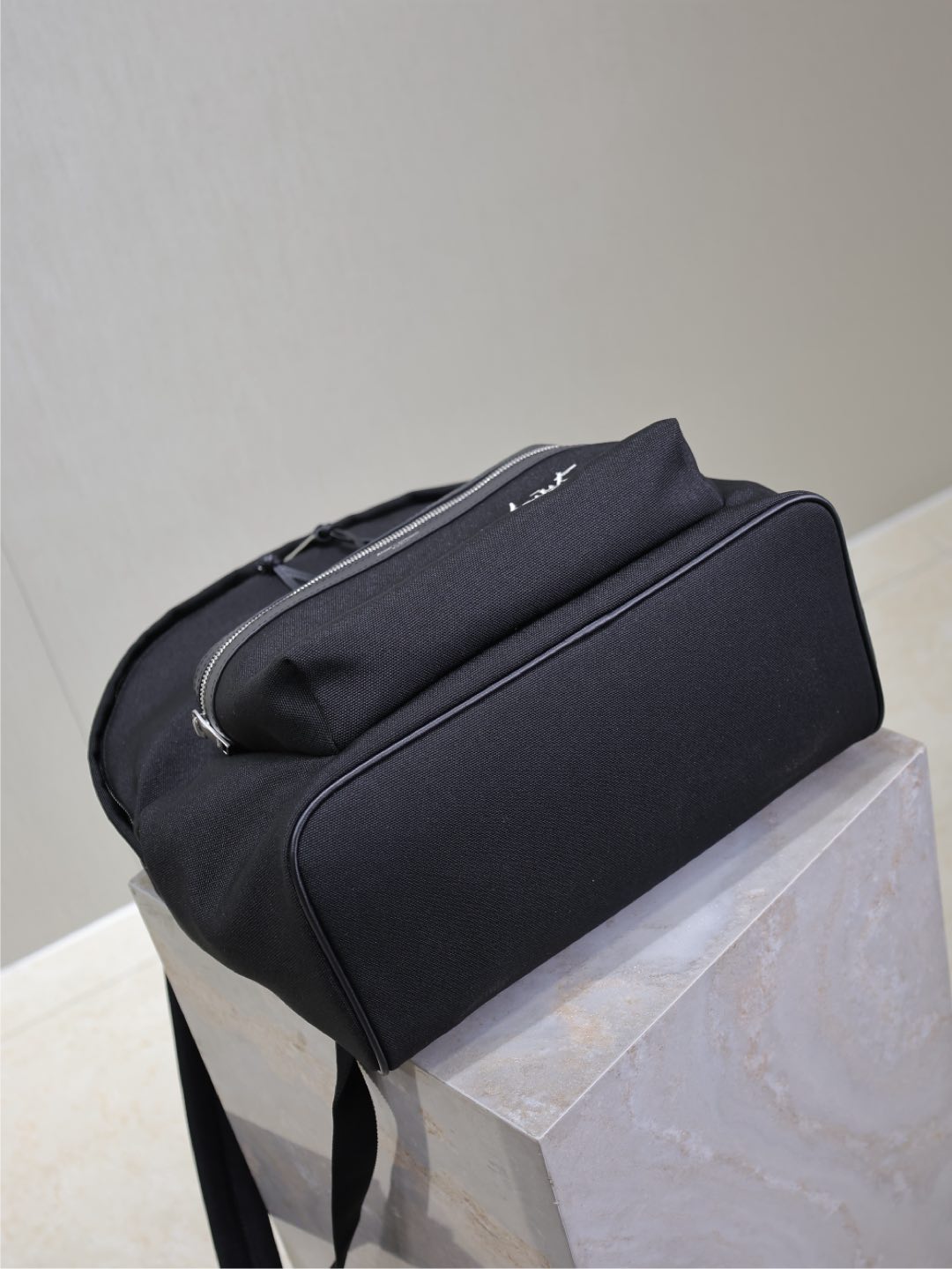 CITY-RUCKSACK 38 AUS SCHWARZEM CANVAS MIT WEISSEM GESTICKTEM LOGO