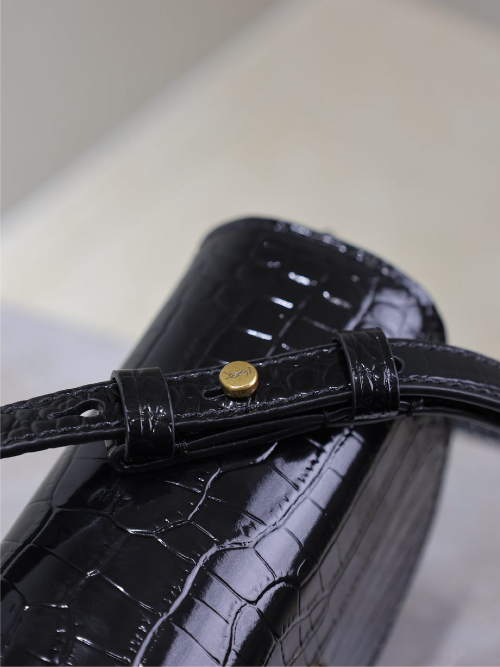 KAIA KLEINE TASCHE MIT KROKODILMUSTER, 45,7 CM, SCHWARZ GLÄNZENDES KALBSLEDER, KUPFERBESCHLÄGE