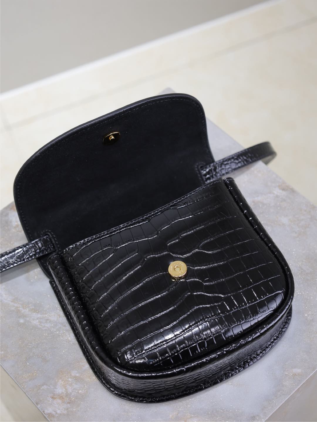 KAIA KLEINE TASCHE MIT KROKODILMUSTER, 45,7 CM, SCHWARZ GLÄNZENDES KALBSLEDER, KUPFERBESCHLÄGE