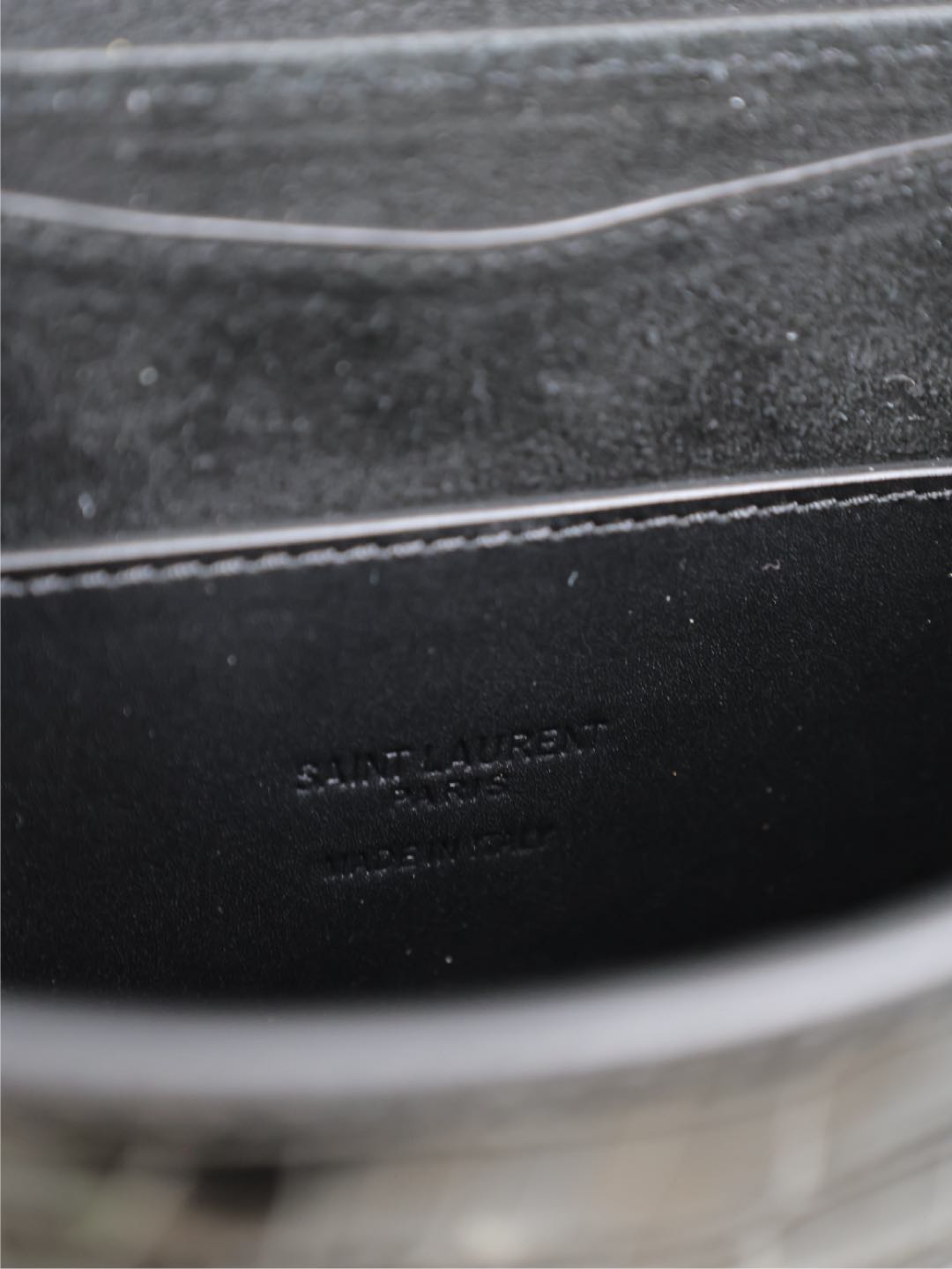 KAIA KLEINE TASCHE MIT KROKODILMUSTER, 45,7 CM, SCHWARZ GLÄNZENDES KALBSLEDER, KUPFERBESCHLÄGE