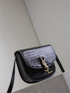 KAIA KLEINE TASCHE MIT KROKODILMUSTER, 45,7 CM, SCHWARZ GLÄNZENDES KALBSLEDER, KUPFERBESCHLÄGE