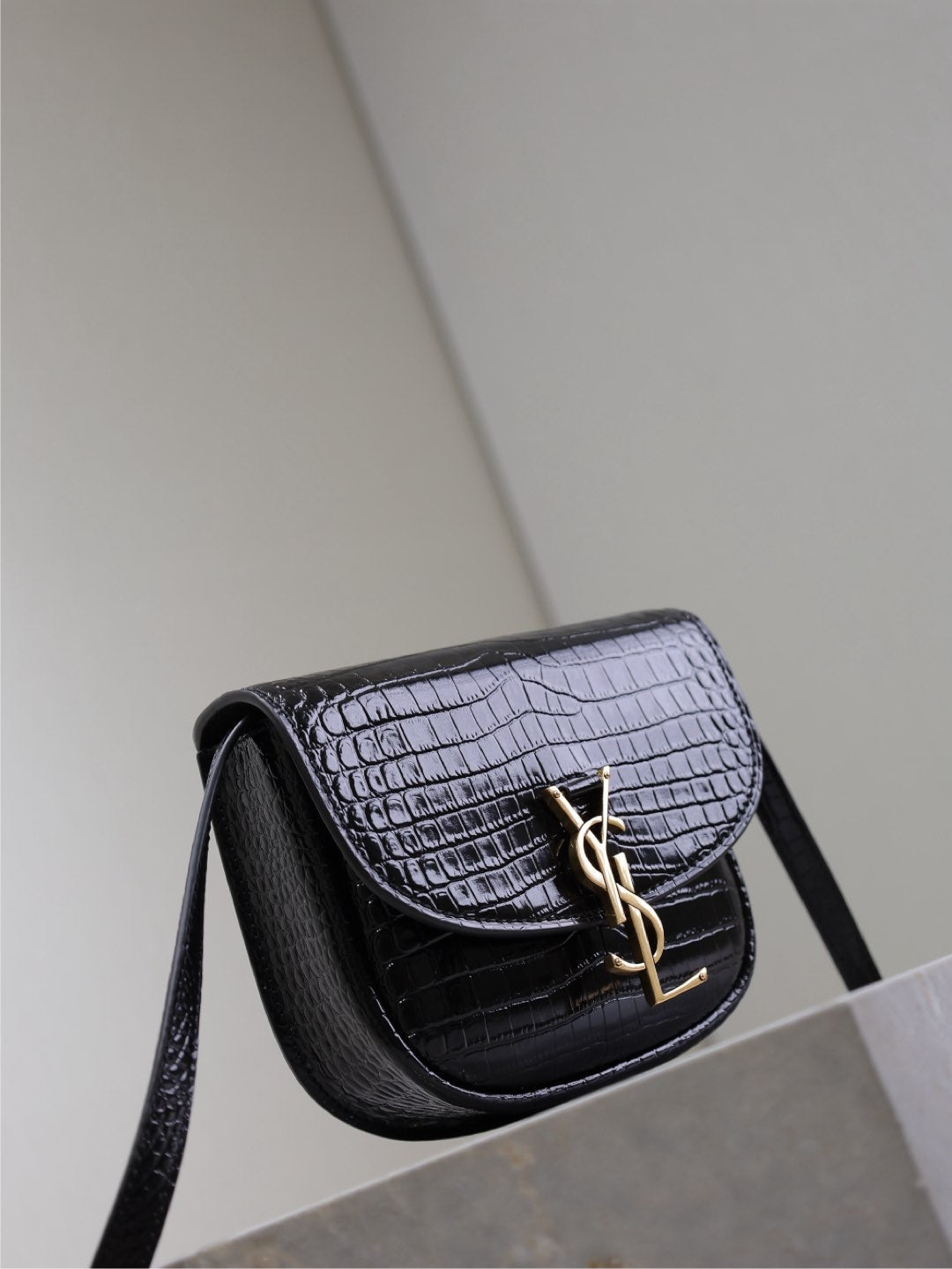 KAIA KLEINE TASCHE MIT KROKODILMUSTER, 45,7 CM, SCHWARZ GLÄNZENDES KALBSLEDER, KUPFERBESCHLÄGE