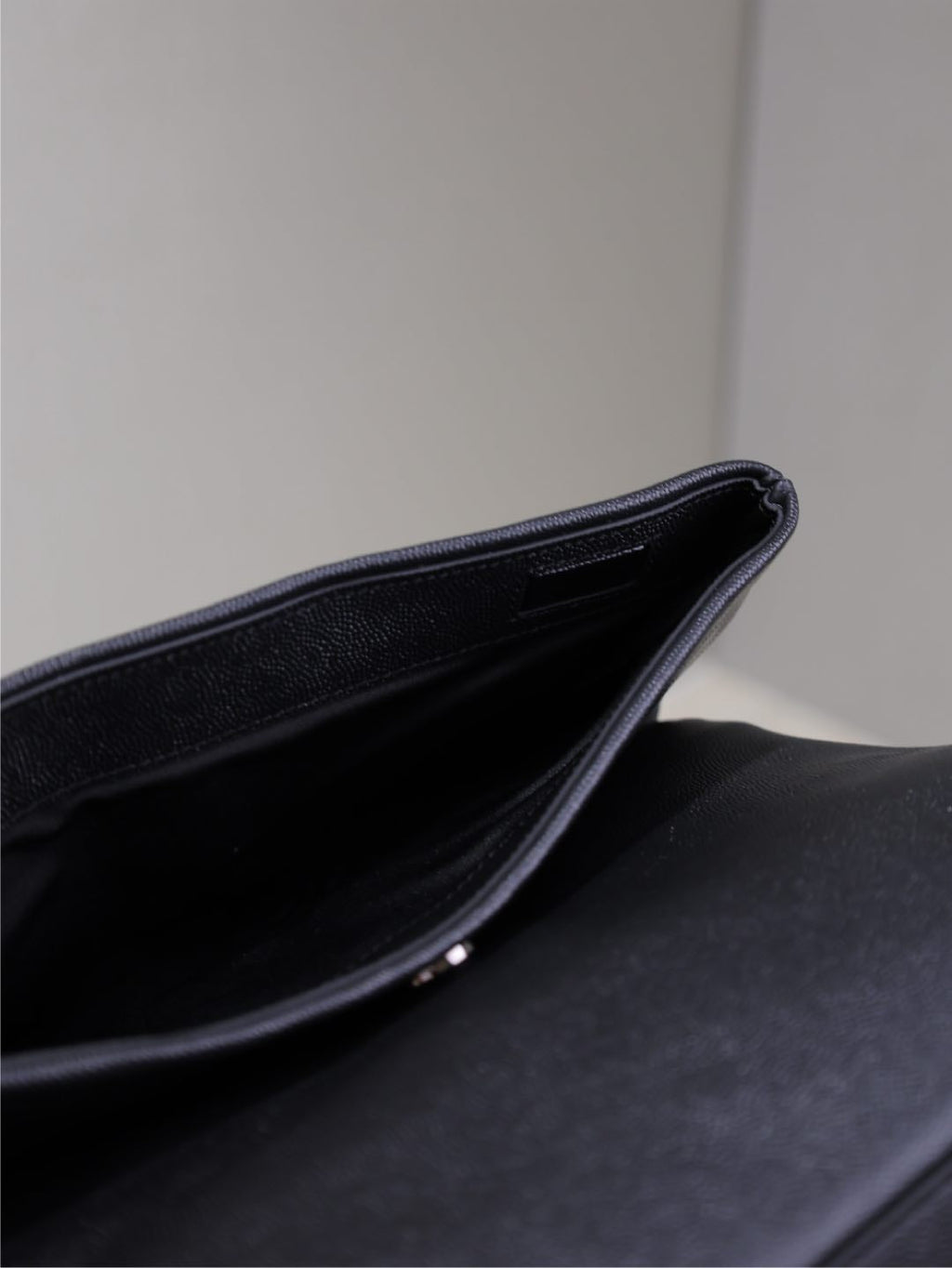 WEST HOLLYWOOD TASCHE 28 IN SCHWARZES KALBSLEDER SCHWARZE BESCHLÄGE