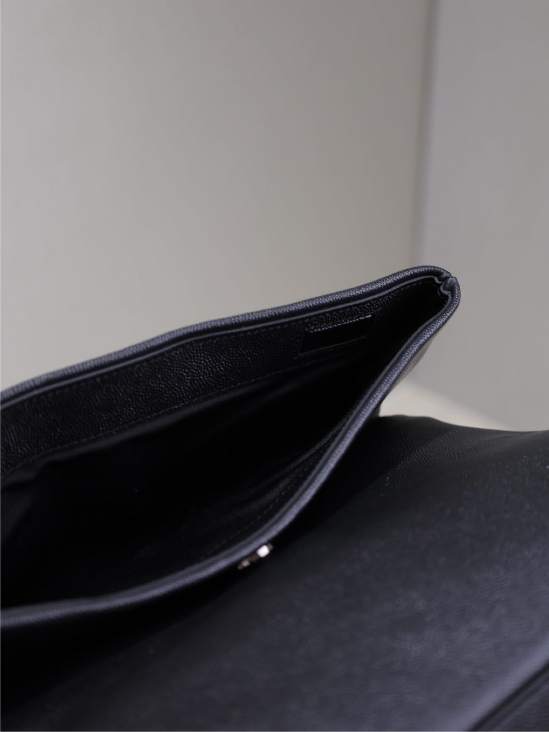 WEST HOLLYWOOD TASCHE 28 IN SCHWARZES KALBSLEDER SCHWARZE BESCHLÄGE