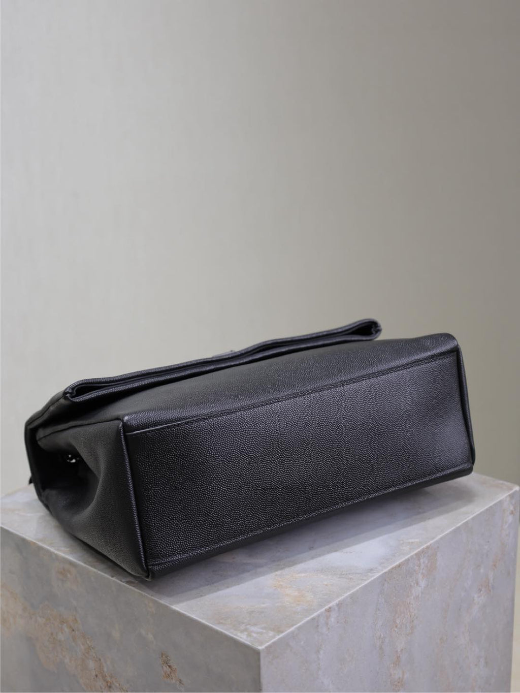 WEST HOLLYWOOD TASCHE 28 IN SCHWARZES KALBSLEDER SCHWARZE BESCHLÄGE