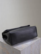 WEST HOLLYWOOD TASCHE 28 IN SCHWARZES KALBSLEDER SCHWARZE BESCHLÄGE