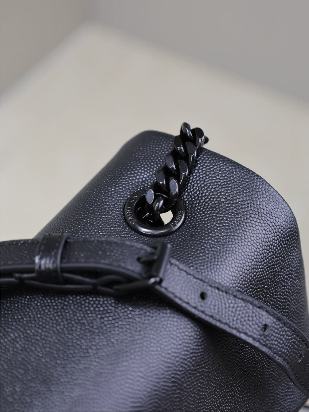 WEST HOLLYWOOD TASCHE 28 IN SCHWARZES KALBSLEDER SCHWARZE BESCHLÄGE