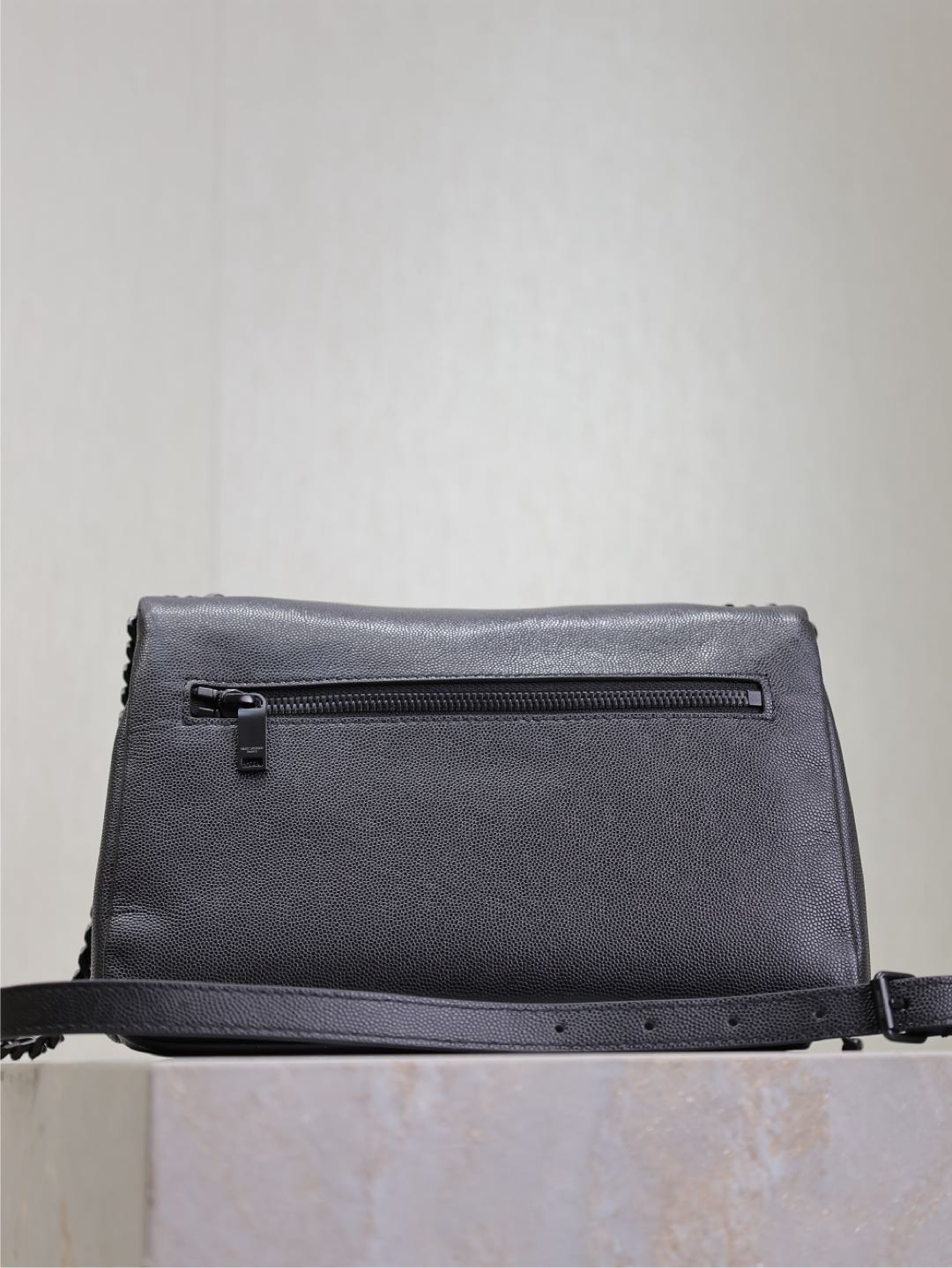 WEST HOLLYWOOD KLEINE TASCHE 24 IN SCHWARZES KALBSLEDER SCHWARZE BESCHLÄGE