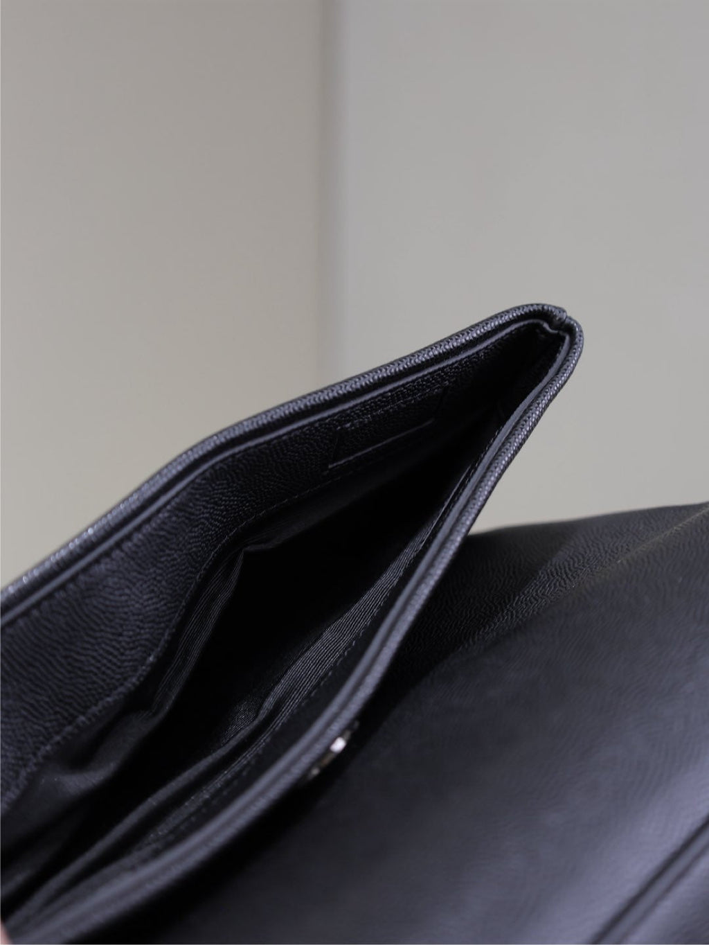 WEST HOLLYWOOD KLEINE TASCHE 24 IN SCHWARZES KALBSLEDER SCHWARZE BESCHLÄGE