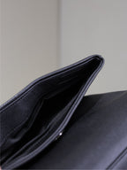 WEST HOLLYWOOD KLEINE TASCHE 24 IN SCHWARZES KALBSLEDER SCHWARZE BESCHLÄGE