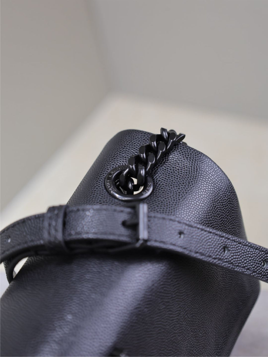 WEST HOLLYWOOD KLEINE TASCHE 24 IN SCHWARZES KALBSLEDER SCHWARZE BESCHLÄGE