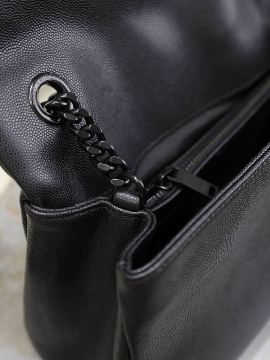 WEST HOLLYWOOD KLEINE TASCHE 24 IN SCHWARZES KALBSLEDER SCHWARZE BESCHLÄGE