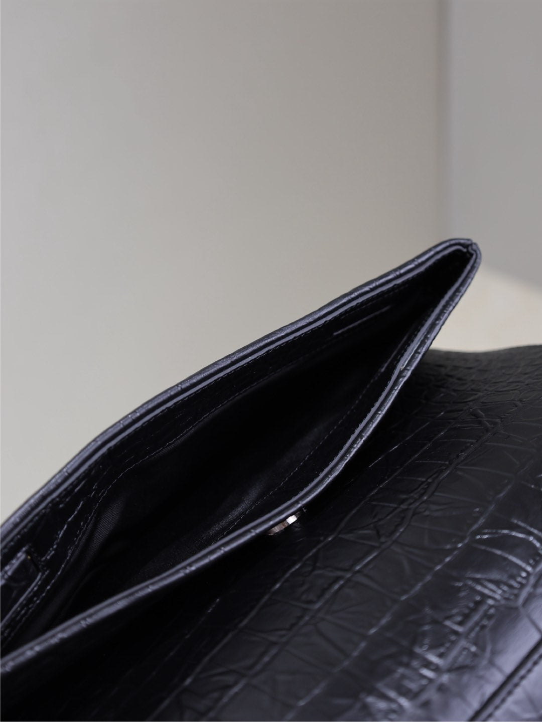 WEST HOLLYWOOD TASCHE 28 IN SCHWARZES KROKODIL-STRUKTURIERTES KALBSLEDER SILBERNE BESCHLÄGE