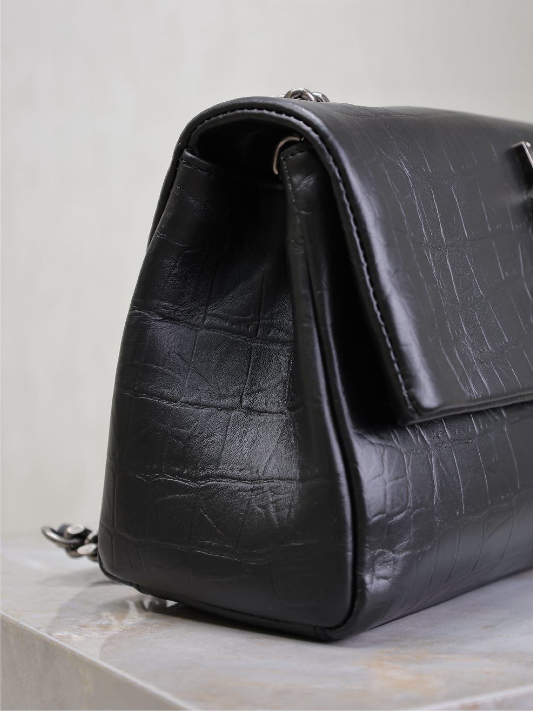 WEST HOLLYWOOD TASCHE 24 IN SCHWARZES KROKODIL-STRUKTURIERTES KALBSLEDER SILBERNE BESCHLÄGE