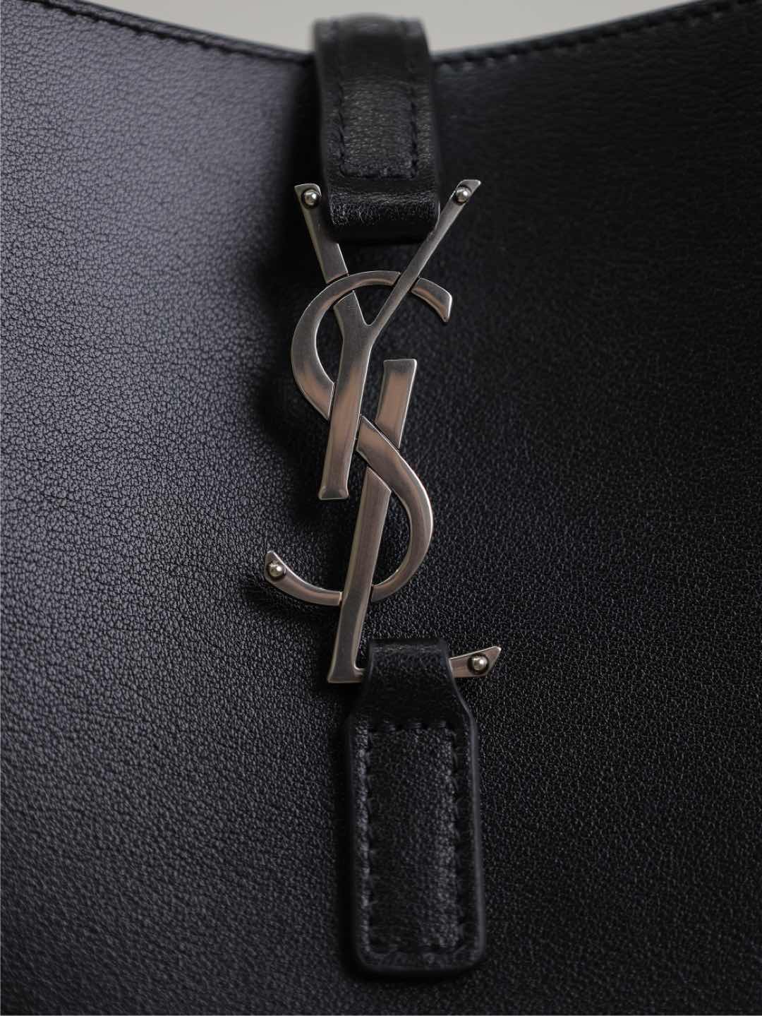 LE 5 À 7 SUPPLE BAG 23 IN BLACK CALFLEDER SILVER BALLLE