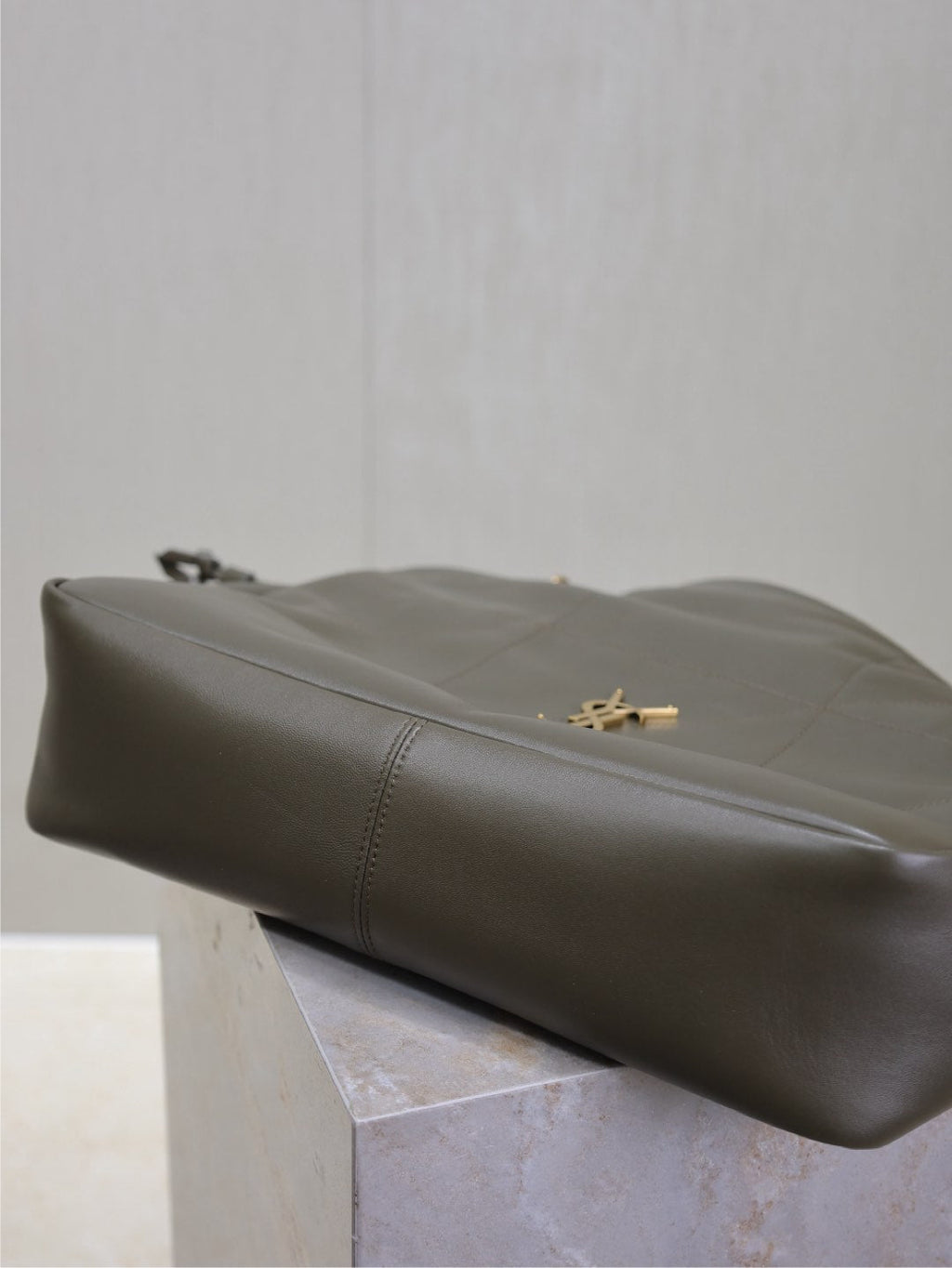 JAMIE GROSSER POCHON 34 IN EINHEITLICH GRÜNES LAMMLEDER KUPFERBESCHLÄGE