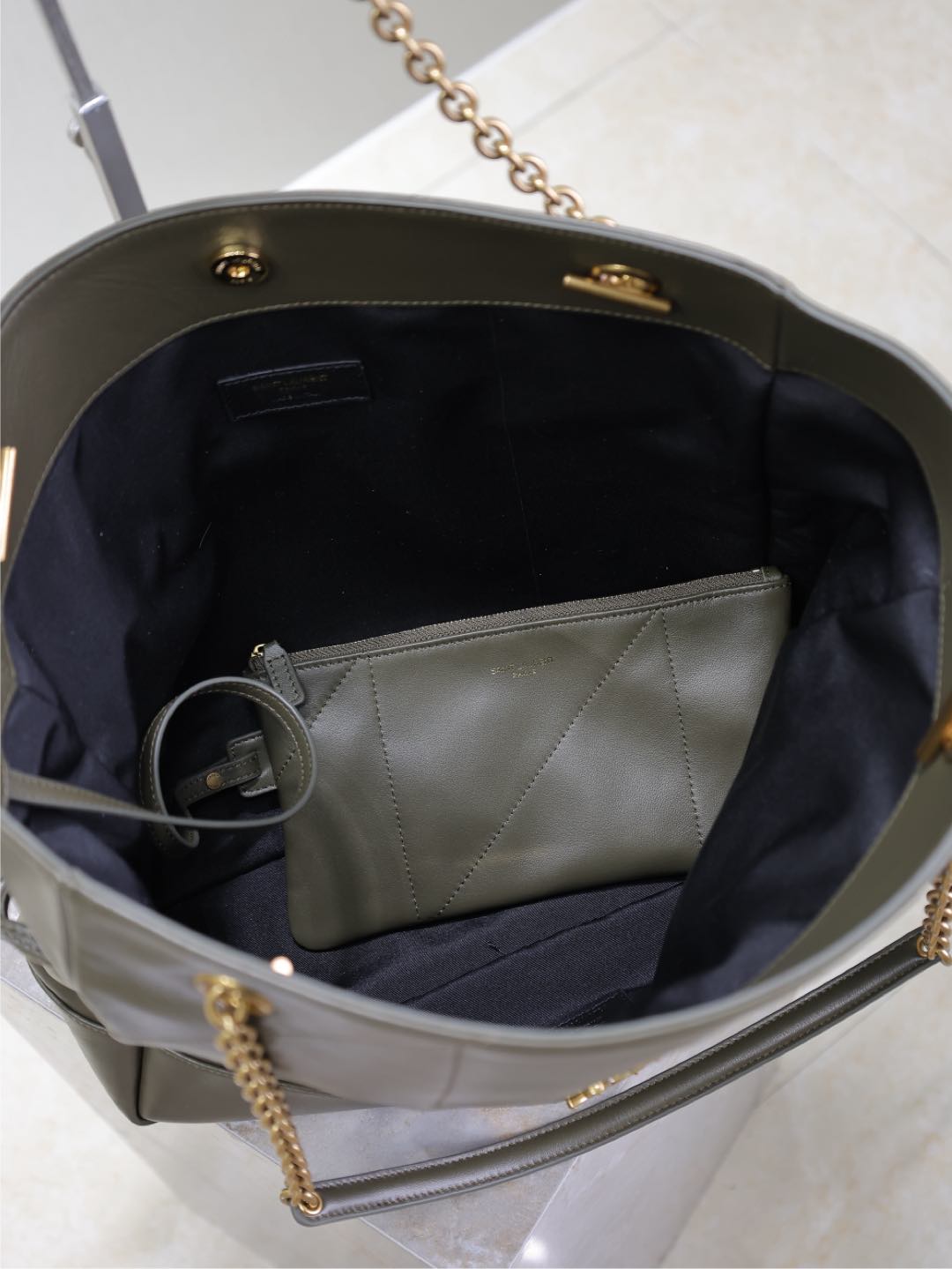 JAMIE GROSSER POCHON 34 IN EINHEITLICH GRÜNES LAMMLEDER KUPFERBESCHLÄGE