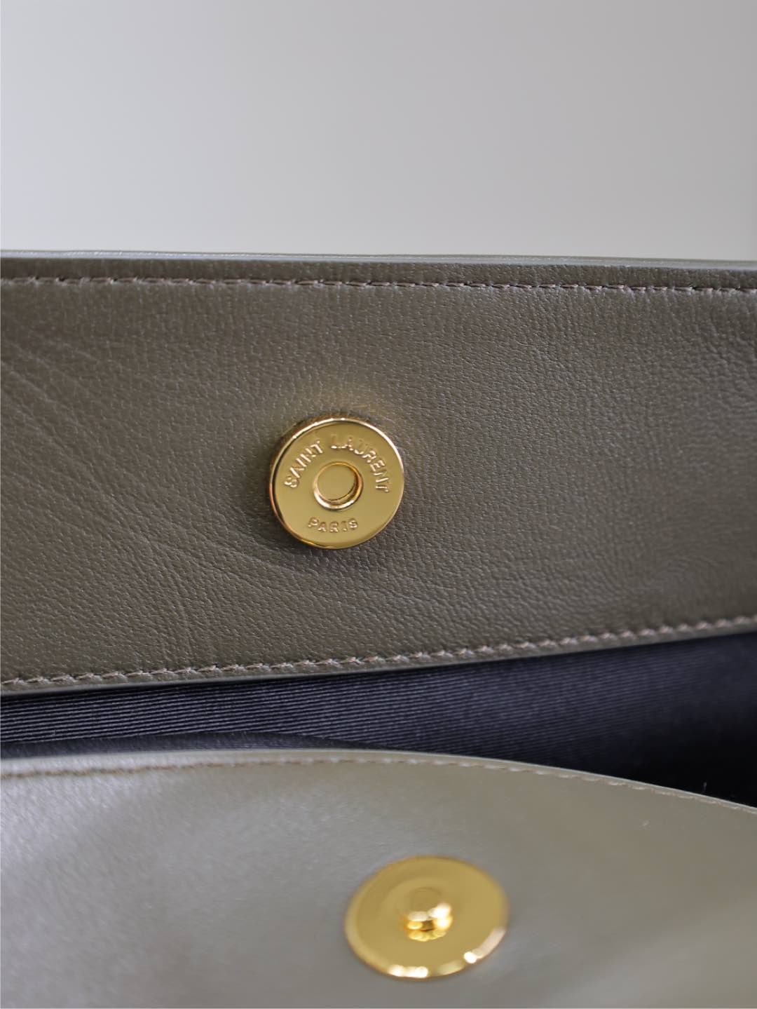 JAMIE GROSSER POCHON 34 IN EINHEITLICH GRÜNES LAMMLEDER KUPFERBESCHLÄGE