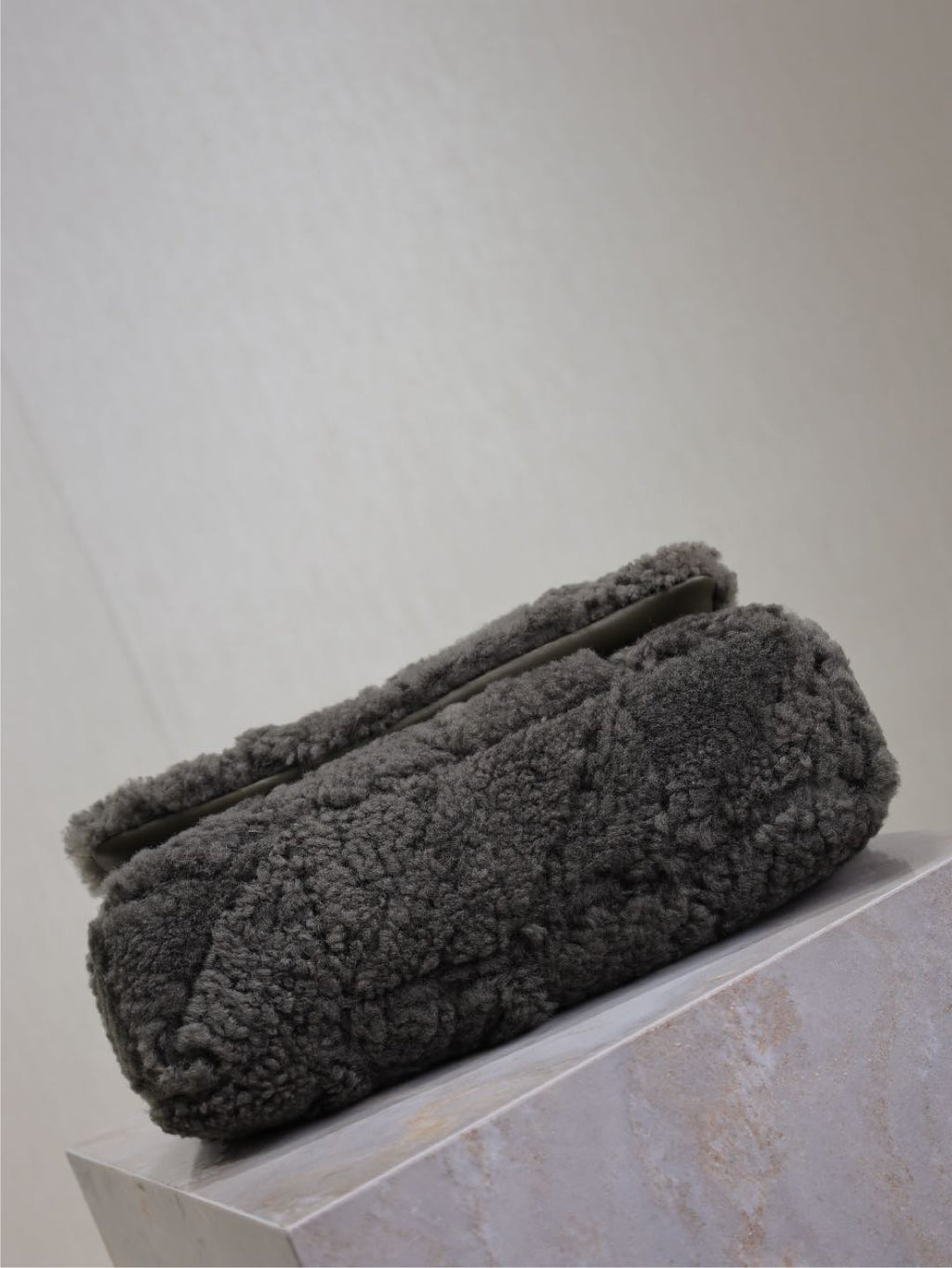 JAMIE TASCHE 25 IN DUNKELGRAUER LAMMWOLLE