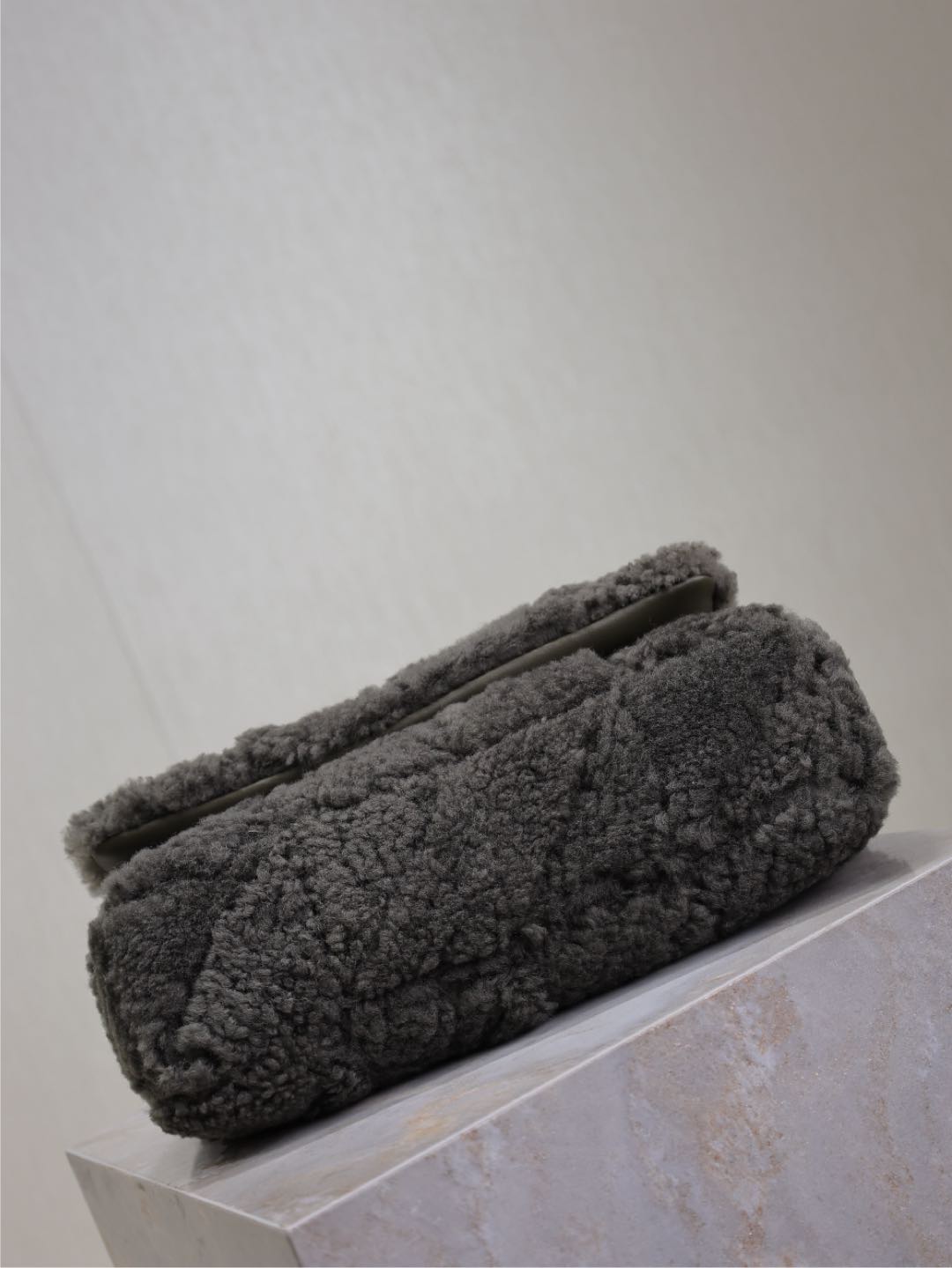 JAMIE TASCHE 25 IN DUNKELGRAUER LAMMWOLLE