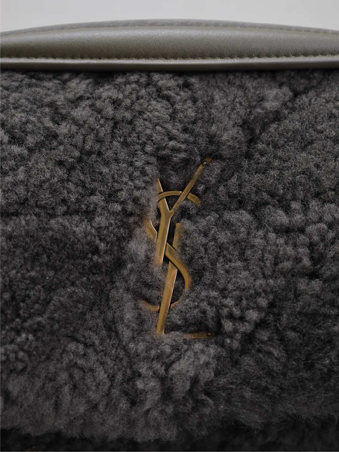JAMIE TASCHE 25 IN DUNKELGRAUER LAMMWOLLE