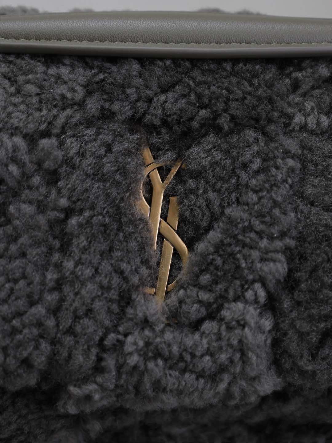 JAMIE TASCHE 20 IN DUNKELGRAUER LAMMWOLLE