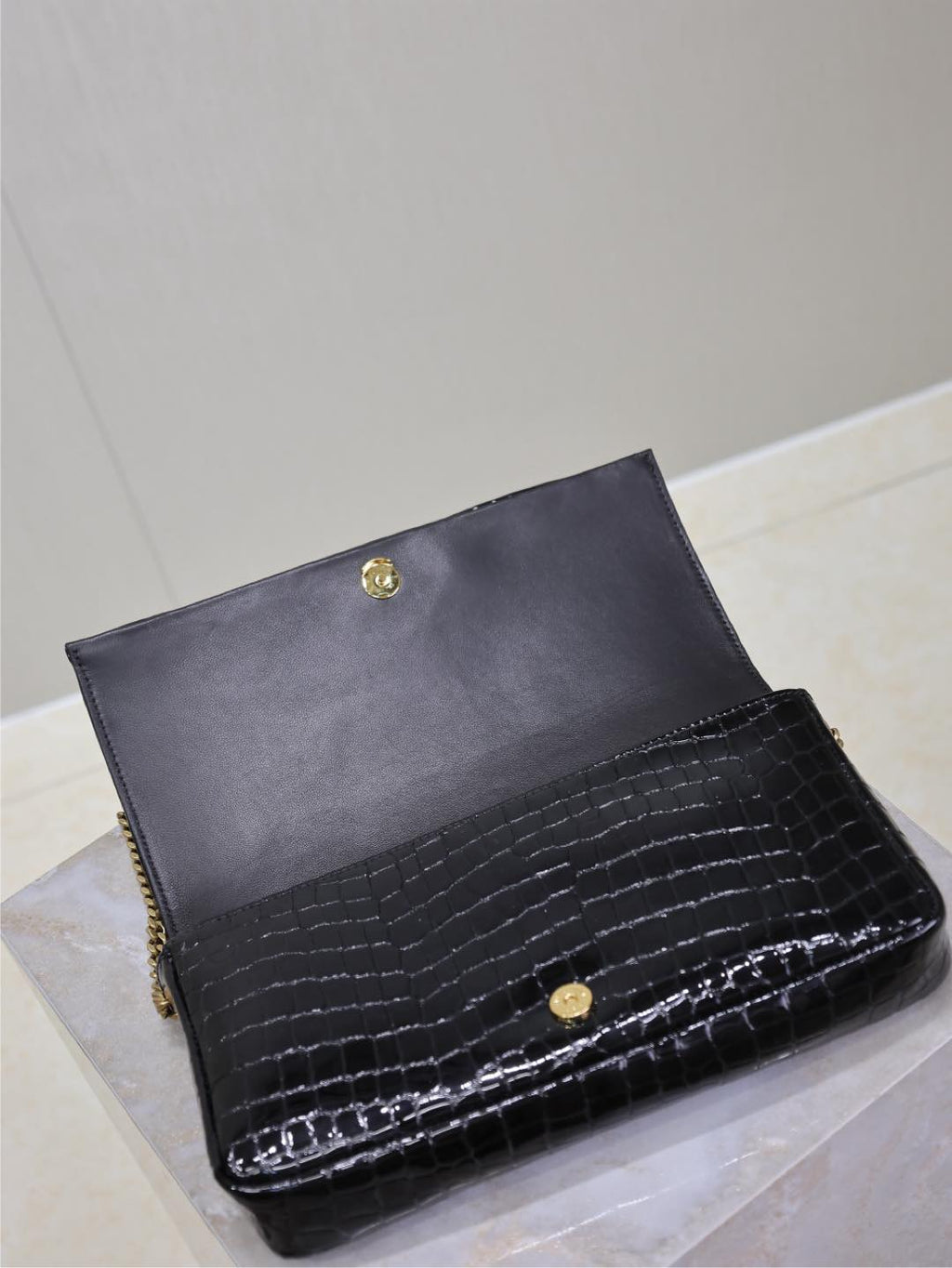 KATE 99 MITTLERE TASCHE 26 IN SCHWARZEM KROKODILGEPRÄGTES KALBSLEDER MIT KUPFERBESCHLÄGEN