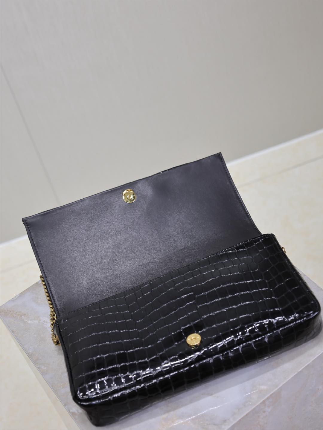 KATE 99 MITTLERE TASCHE 26 IN SCHWARZEM KROKODILGEPRÄGTES KALBSLEDER MIT KUPFERBESCHLÄGEN
