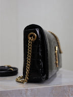 KATE 99 MITTLERE TASCHE 26 IN SCHWARZEM KROKODILGEPRÄGTES KALBSLEDER MIT KUPFERBESCHLÄGEN