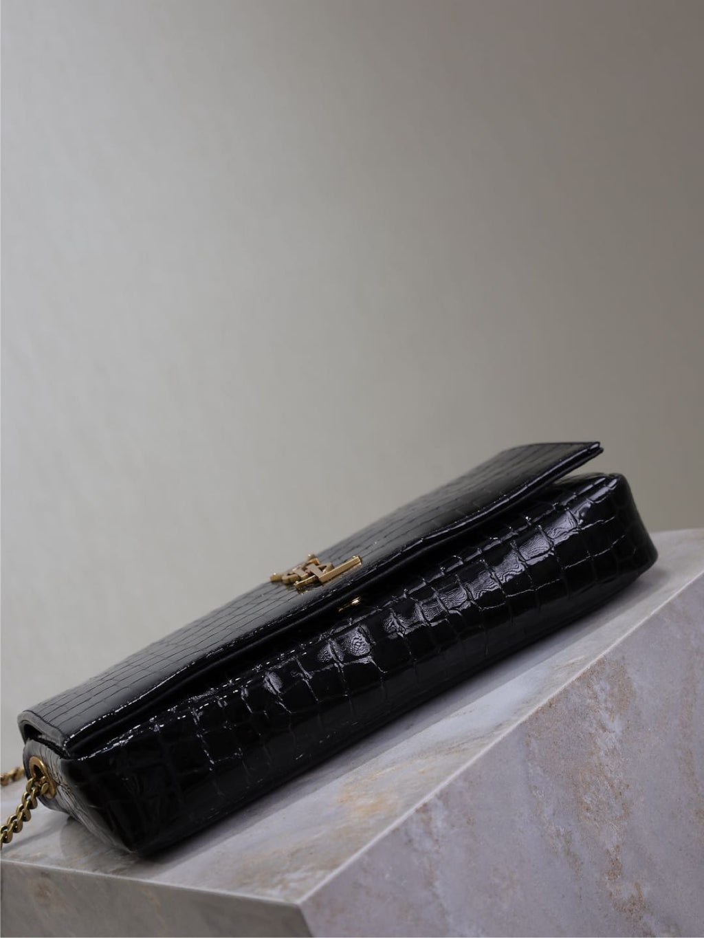 KATE 99 MITTLERE TASCHE 26 IN SCHWARZEM KROKODILGEPRÄGTES KALBSLEDER MIT KUPFERBESCHLÄGEN