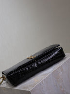 KATE 99 MITTLERE TASCHE 26 IN SCHWARZEM KROKODILGEPRÄGTES KALBSLEDER MIT KUPFERBESCHLÄGEN