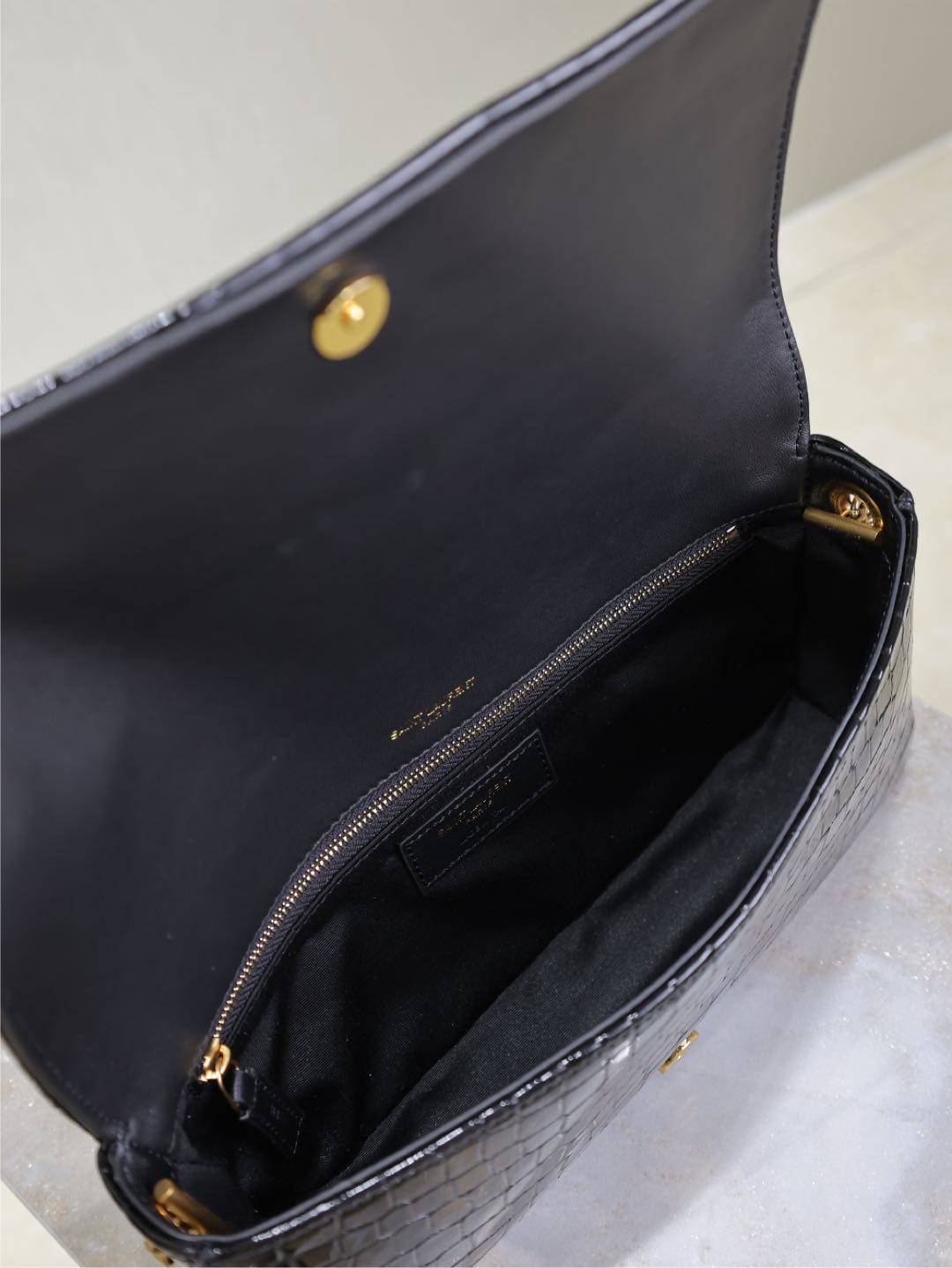 KATE 99 MITTLERE TASCHE 26 IN SCHWARZEM KROKODILGEPRÄGTES KALBSLEDER MIT KUPFERBESCHLÄGEN