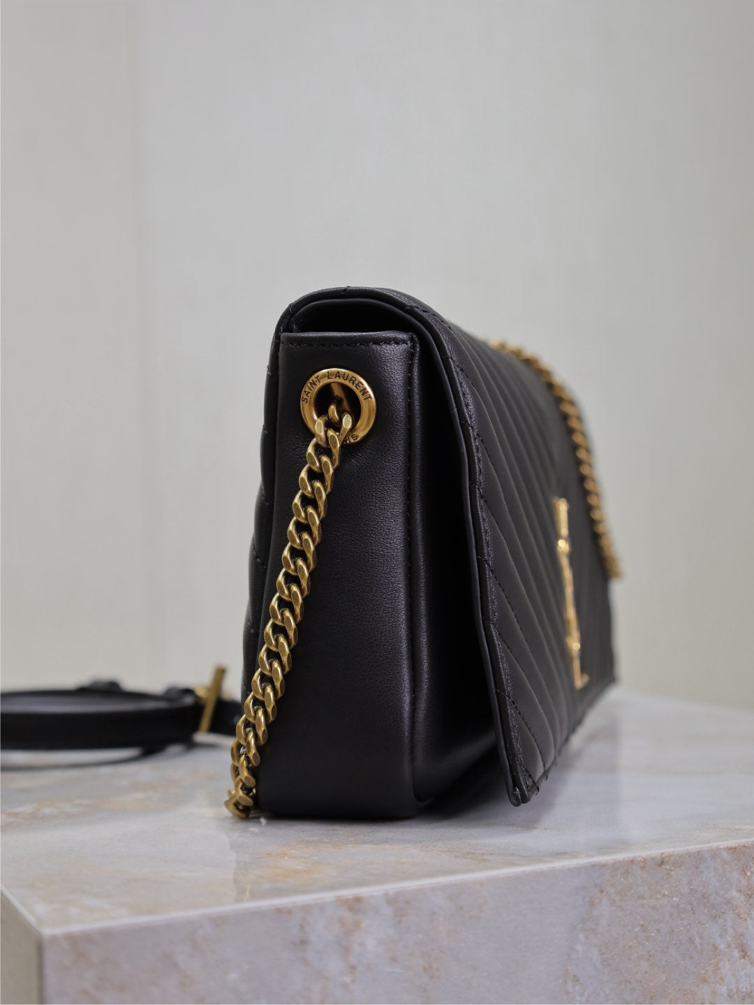 KATE 99 MITTLERE TASCHE 26 IN SCHWARZ GESTEPPTES NAPPA-KALBLEDER KUPFERBESCHLÄGE