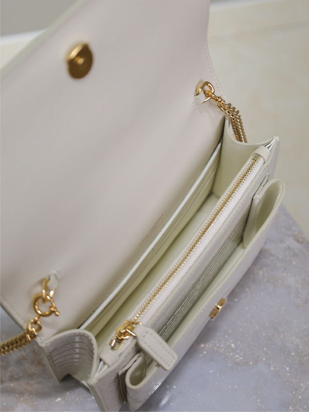 SUNSET KLEINE TASCHE 19 IN WEISSEM KROKODILGEPRÄGTEM KALBSLEDER GOLDENE BESCHLÄGE