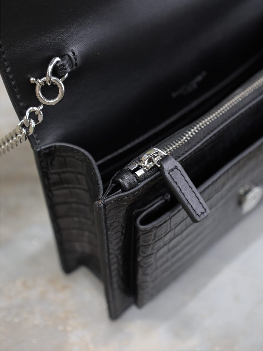 SUNSET KLEINE TASCHE 19 IN SCHWARZEM KROKODILGEPRÄGTES KALBSLEDER SILBERNE BESCHLÄGE