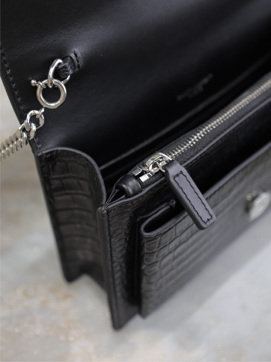 SUNSET KLEINE TASCHE 19 IN SCHWARZEM KROKODILGEPRÄGTES KALBSLEDER SILBERNE BESCHLÄGE