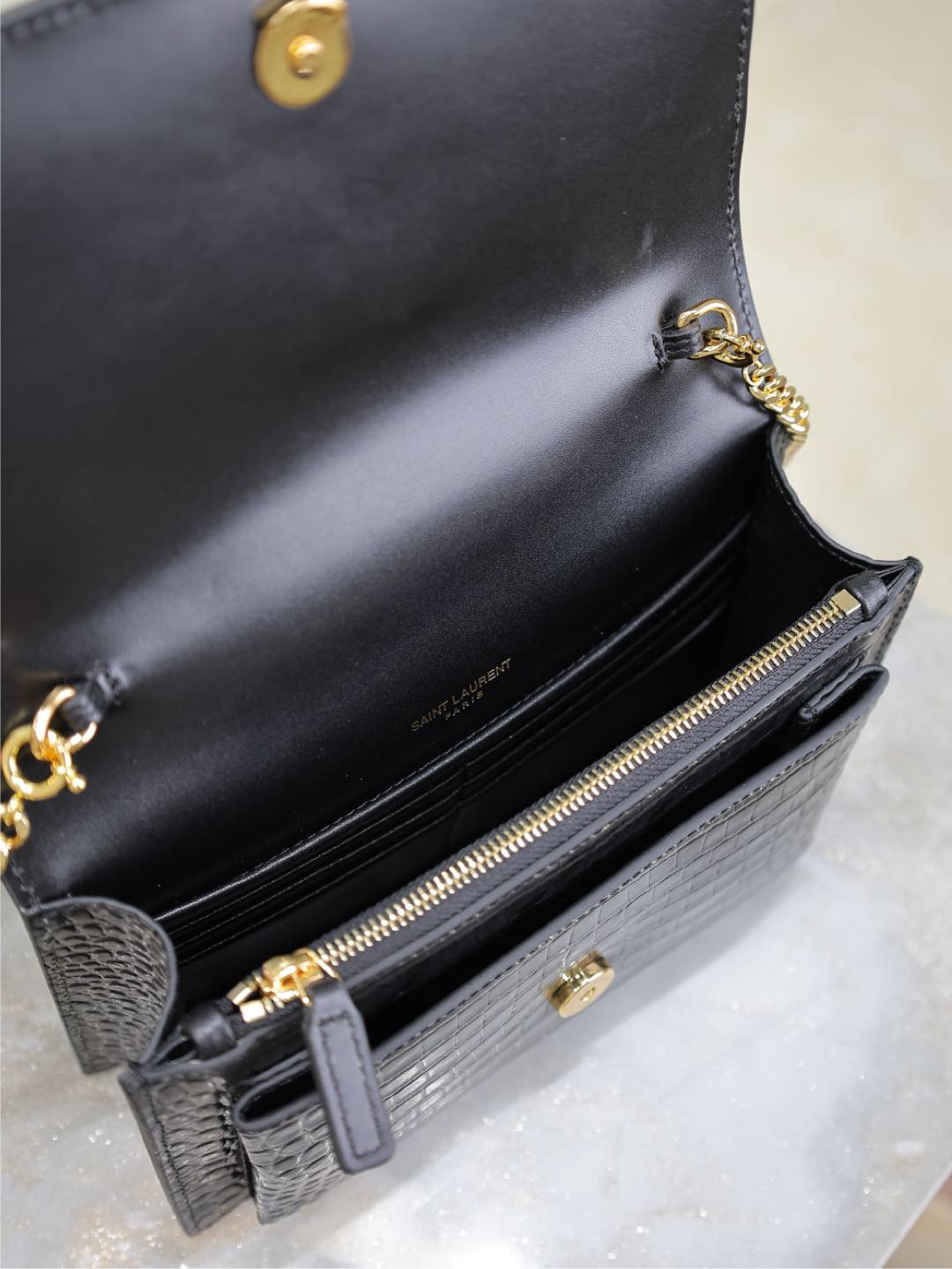 SUNSET KLEINE TASCHE 19 IN SCHWARZEM KROKODILGEPRÄGTES KALBSLEDER MIT KUPFERBESCHLÄGEN