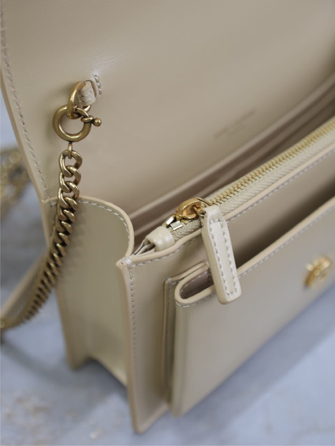 SUNSET KLEINE TASCHE 19 IN BEIGE KALBSLEDER GOLDENE BESCHLÄGE