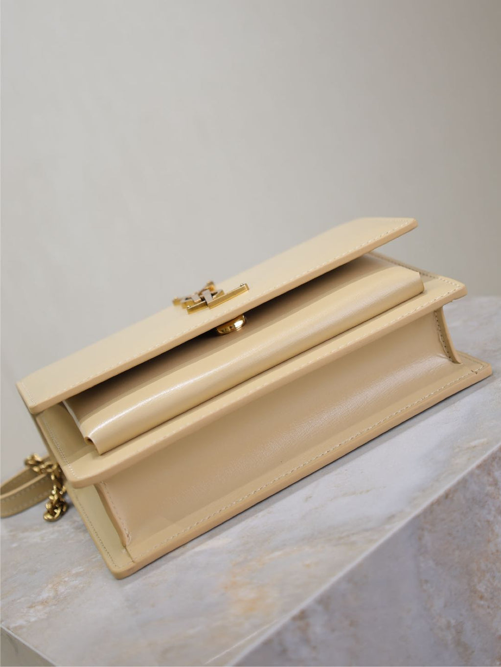 SUNSET KLEINE TASCHE 19 IN BEIGE KALBSLEDER GOLDENE BESCHLÄGE