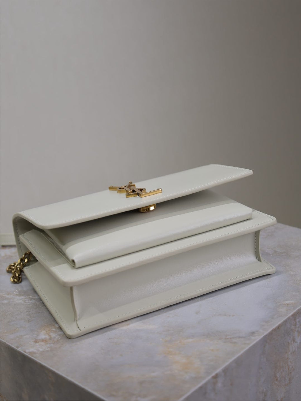 SUNSET KLEINE TASCHE 19 IN WEISSEM KALBSLEDER GOLDENE BESCHLÄGE