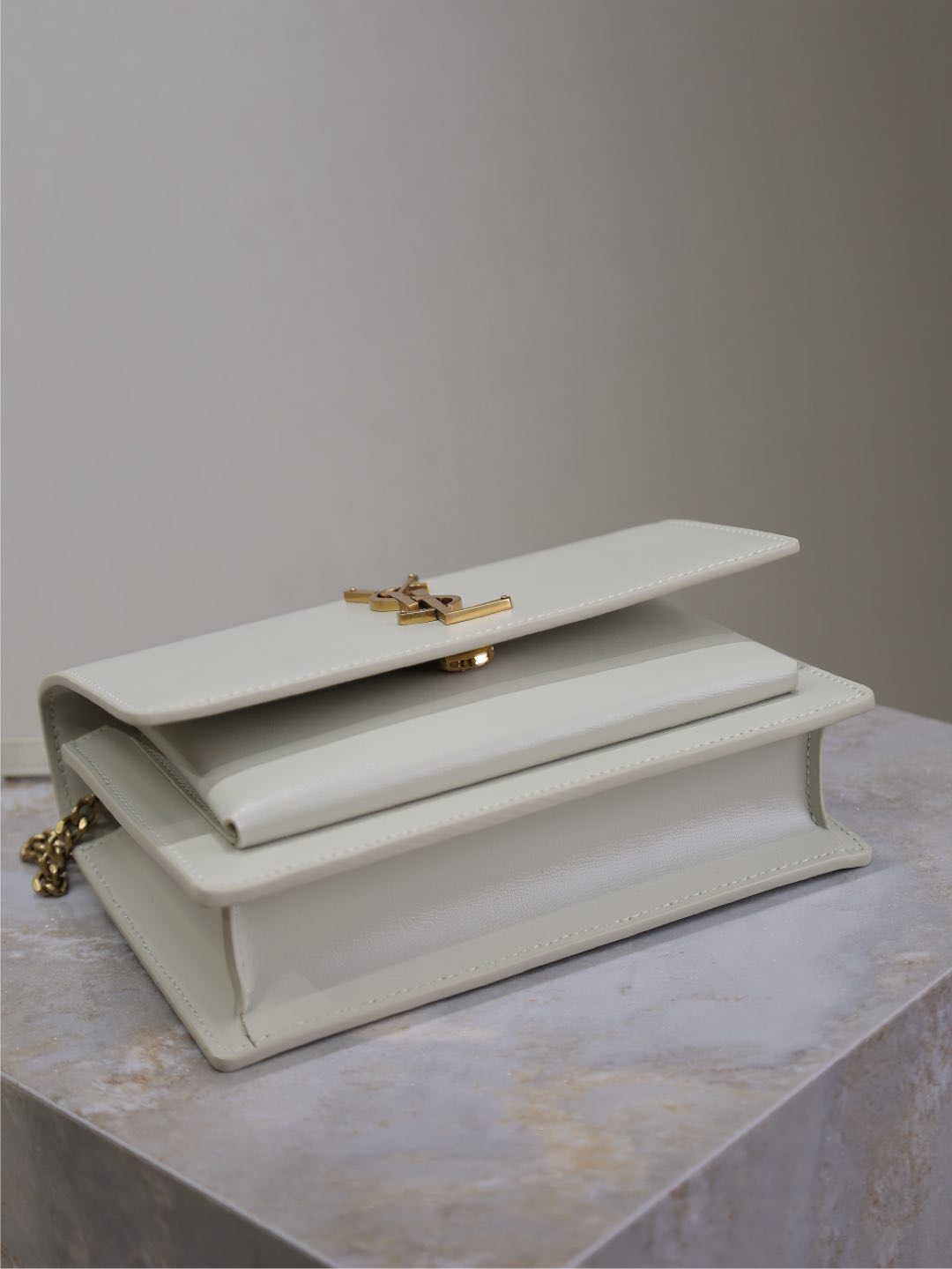 SUNSET KLEINE TASCHE 19 IN WEISSEM KALBSLEDER GOLDENE BESCHLÄGE