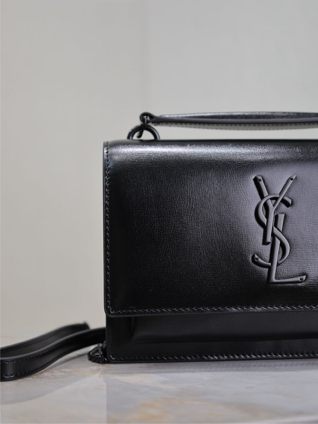 SUNSET KLEINE TASCHE 19 IN SCHWARZEM KALBSLEDER SCHWARZE BESCHLÄGE