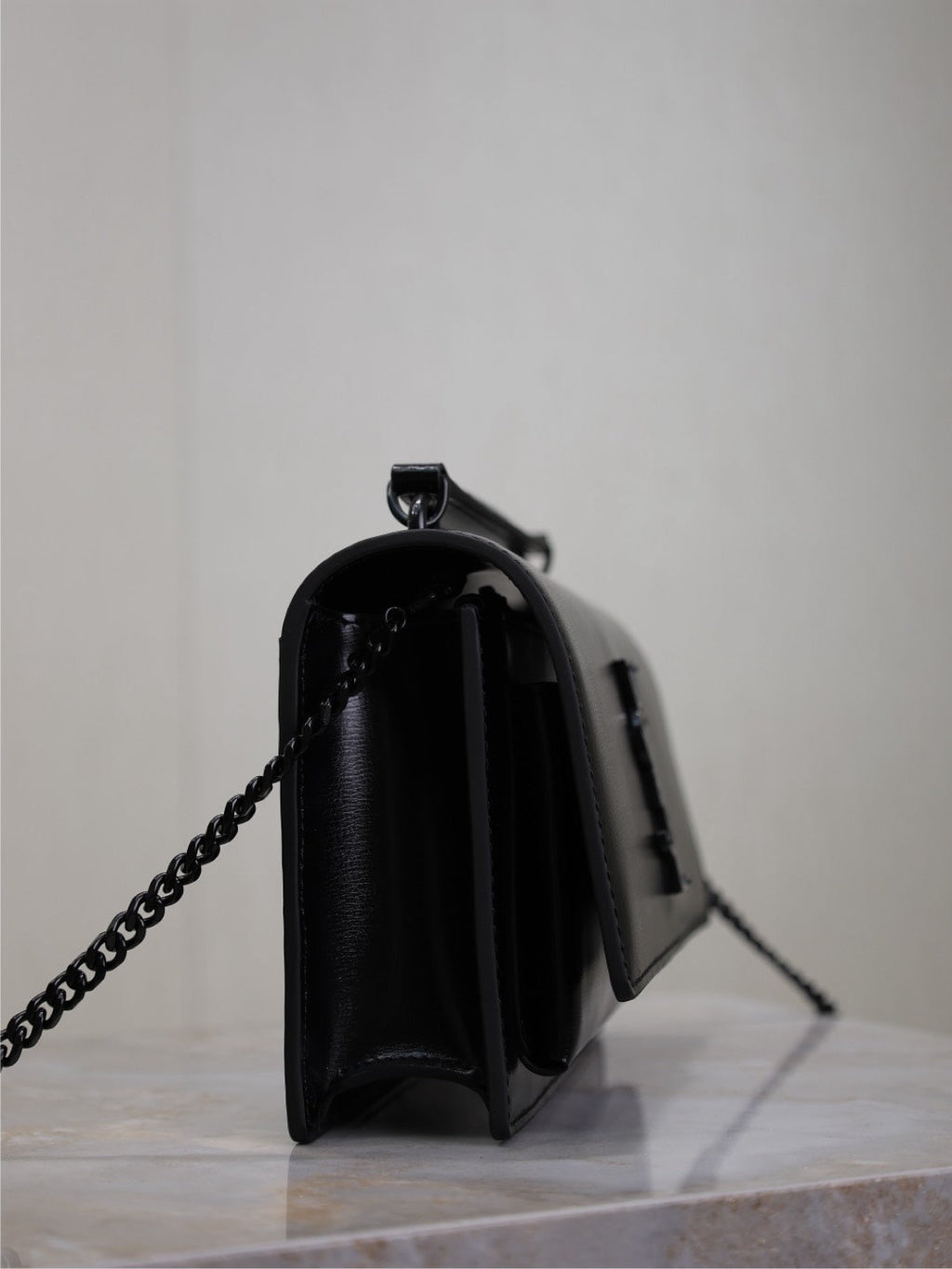 SUNSET KLEINE TASCHE 19 IN SCHWARZEM KALBSLEDER SCHWARZE BESCHLÄGE