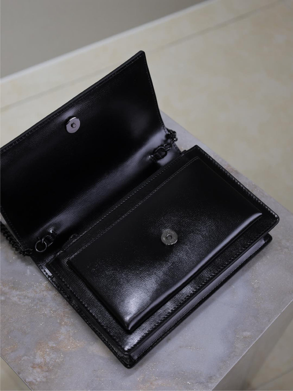 SUNSET KLEINE TASCHE 19 IN SCHWARZEM KALBSLEDER SCHWARZE BESCHLÄGE