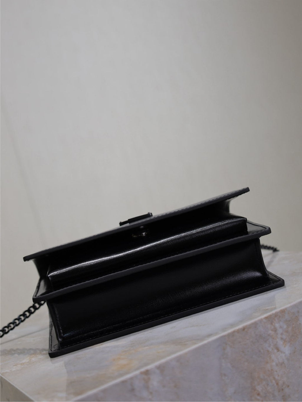 SUNSET KLEINE TASCHE 19 IN SCHWARZEM KALBSLEDER SCHWARZE BESCHLÄGE