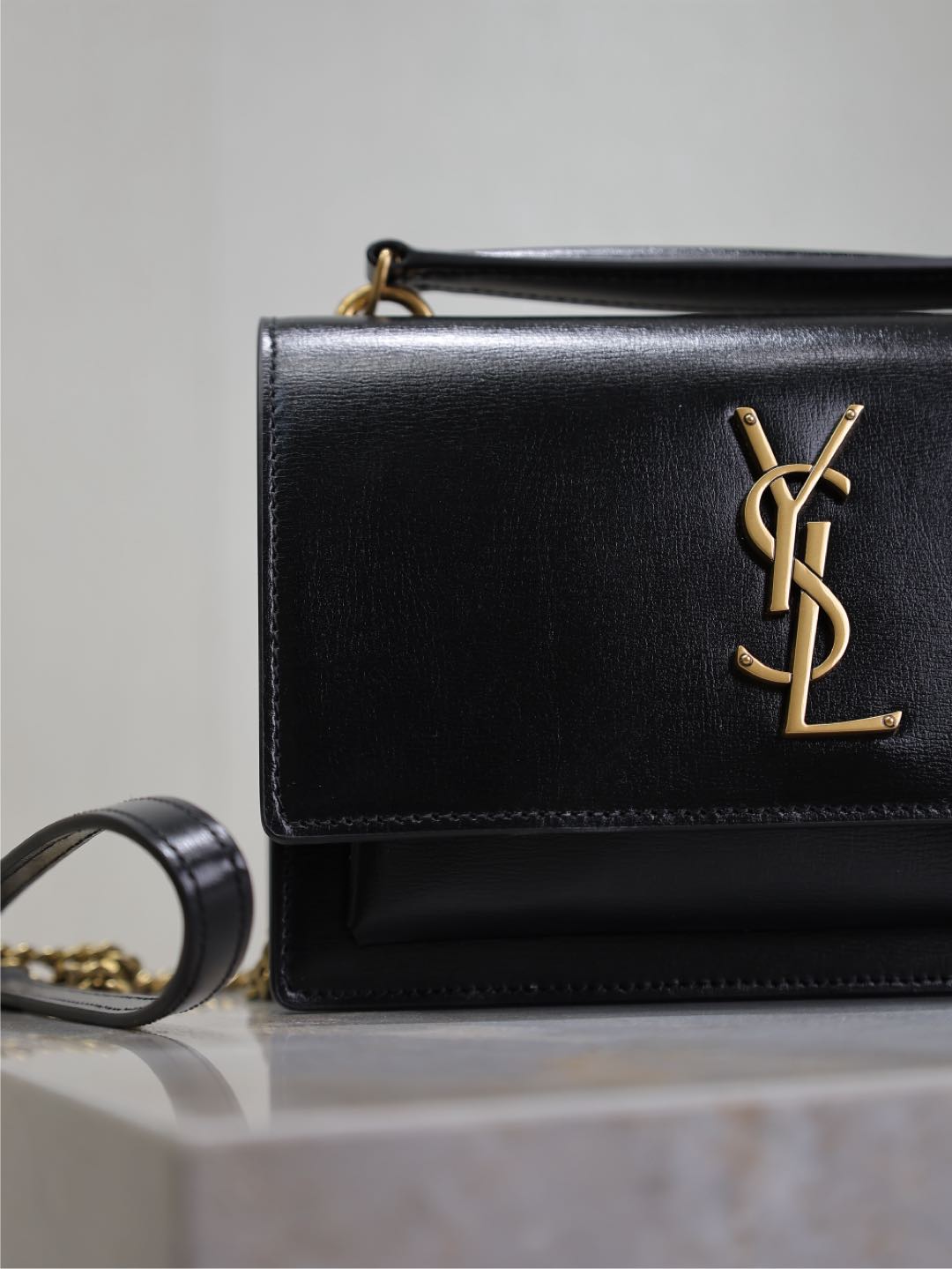 SUNSET KLEINE TASCHE 19 IN SCHWARZEM KALBSLEDER KUPFERBESCHLÄGE