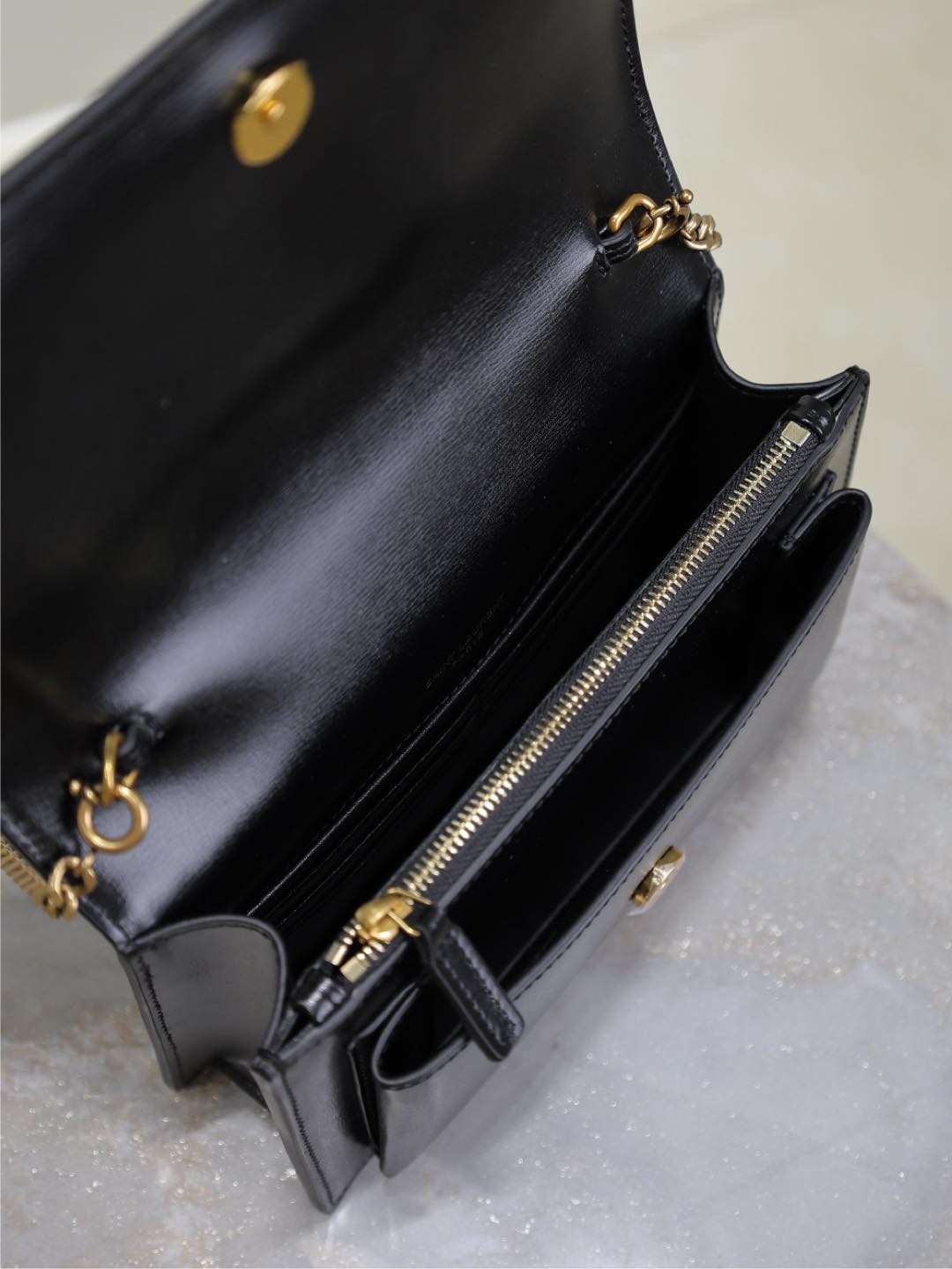 SUNSET KLEINE TASCHE 19 IN SCHWARZEM KALBSLEDER KUPFERBESCHLÄGE