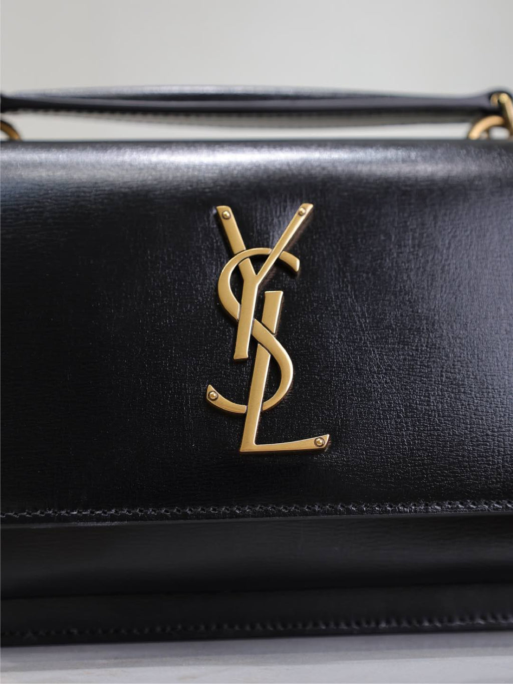 SUNSET KLEINE TASCHE 19 IN SCHWARZEM KALBSLEDER KUPFERBESCHLÄGE