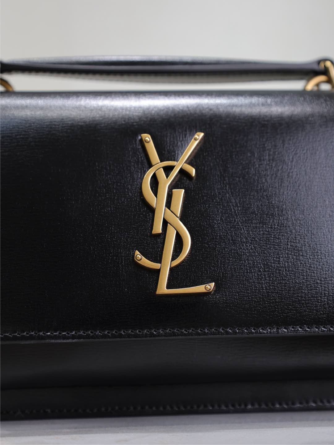 SUNSET KLEINE TASCHE 19 IN SCHWARZEM KALBSLEDER KUPFERBESCHLÄGE