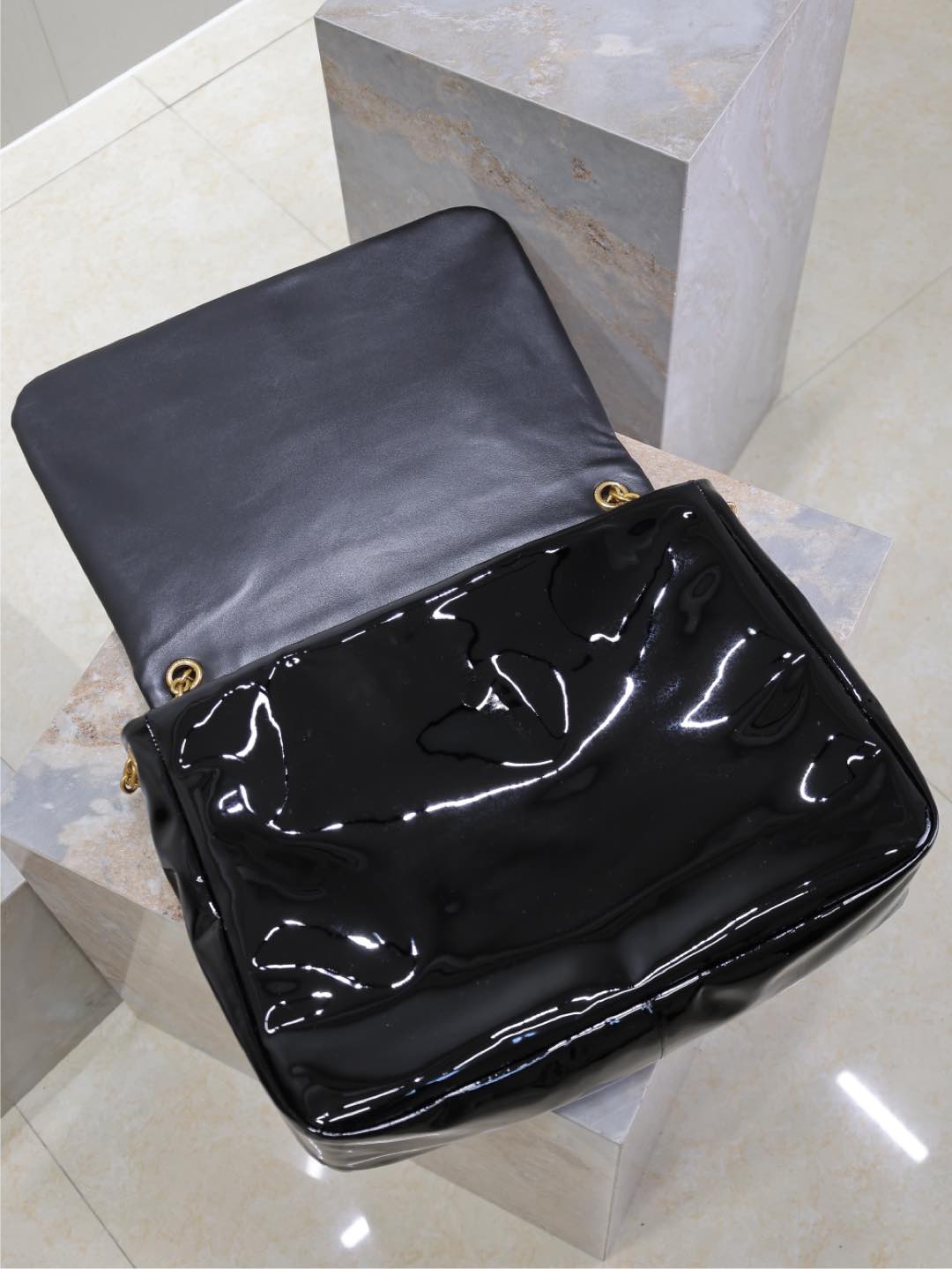 JAMIE 4.3 GROSSE TASCHE 43 IN SCHWARZEM LACKLAMMLEDER GOLDENE BESCHLÄGE